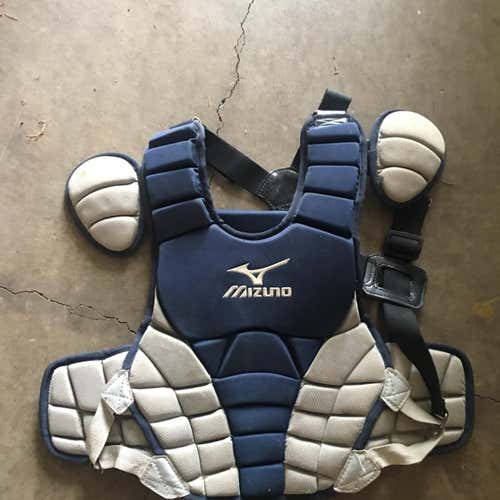 Mizuno Samurai Catchers set Of Gear Youth 9-12-Good Condition with almost new helmet!