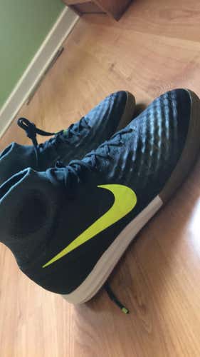 New Nike MagistaX Proximo 2 IC size 8.5