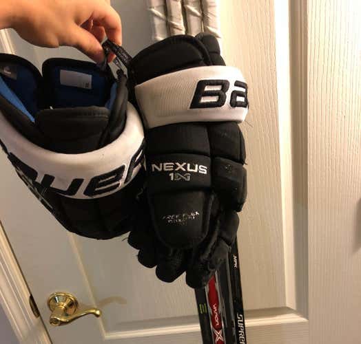 HOCKEY STICK/GLOVE BUNDLE