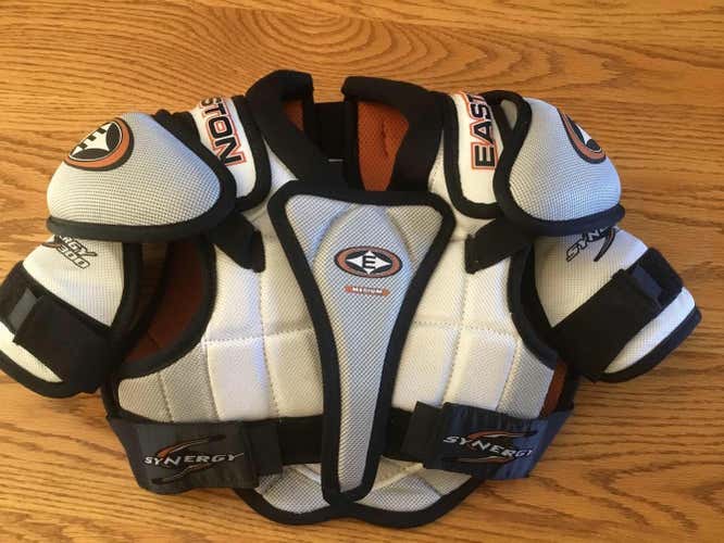 Easton Synergy 300 Junio Shoulder Pads Medium