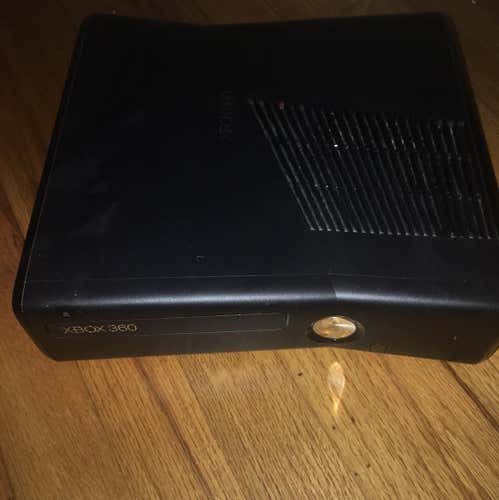 Xbox 360 With Kinetic + Two Controllers (Full Set)