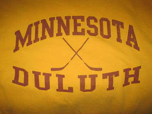 Vintage Minnesota Duluth UMD Bulldogs Hockey player t-shirt men's M