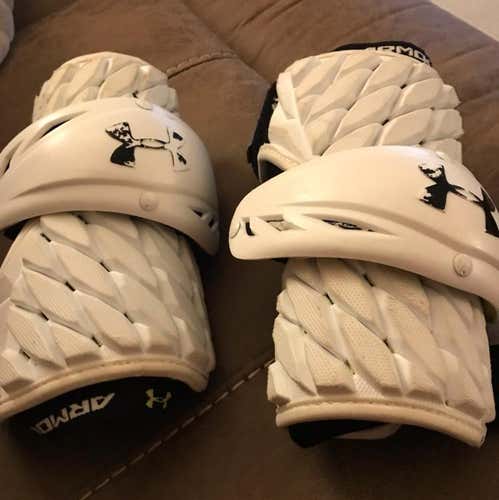 1 Season Used UA Vft middle/defense Arm Guards