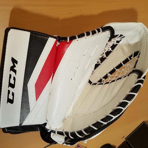 NEW - CCM Extreme Flex 760 Goalie Glove - Junior