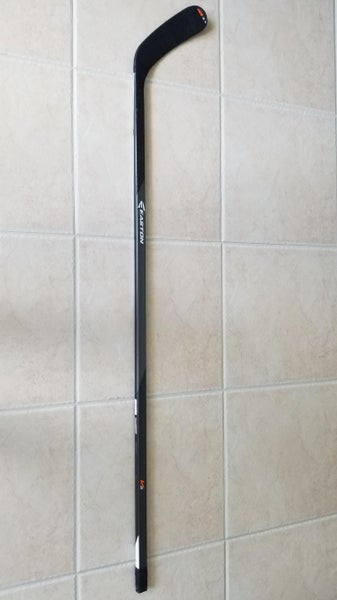 Easton V9 Stick Senior Right, Mid/Heel, E4 Curve, 85-Flex, Non-Grip