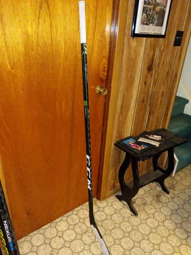 CCM Trigger asy Stick Lefty Mid 66 - 70 Intermediate