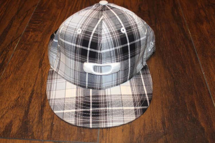 Oakley Gray Plaid New Era Fitted Golf Hat size 7 1/4