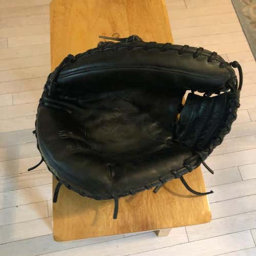 Wilson A2000 M1 Catchers Mitt. READ DESCRIPTION