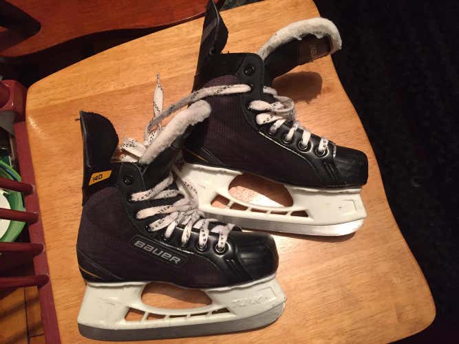 Size 1R Junior Bauer Supreme 140 Skates