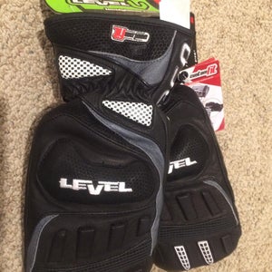 Level Race CF Mitt