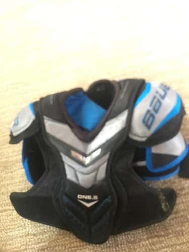 Bauer One.8 Junior Large Shoulder Pads