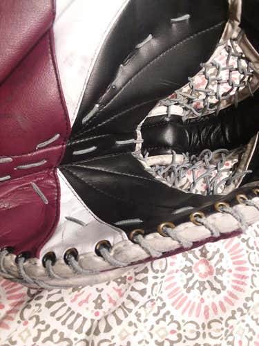 Vaughn Goalie Glove Regular Senior Velocity 7000