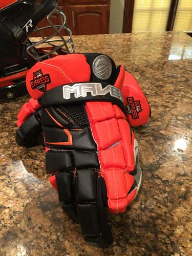 Long Island Express team issued  Maverik M4 Gloves