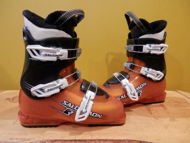 KIDS YOUTH SKI BOOTS ( 24.5 ) SALOMON T3 GREAT CONDITION