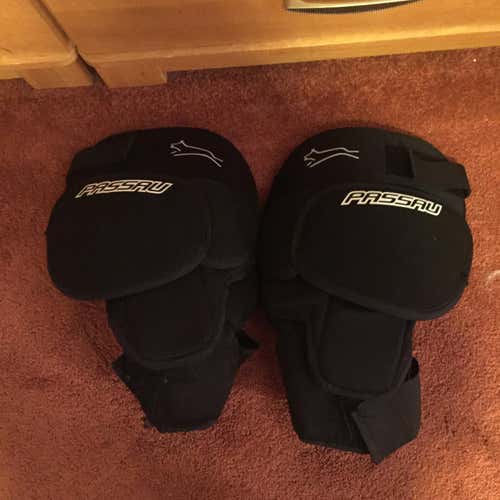 PASSAU KNEE GUARDS SR XL*open to trades