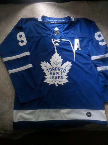 John Tavares Jersey - Size Extra Large