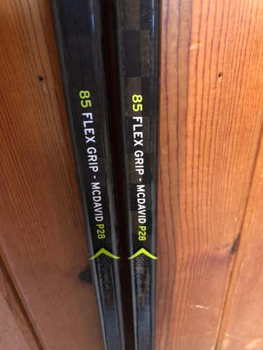 2 Pack CCM Trigger 3D RH 85 Grip P28 Mcdavid