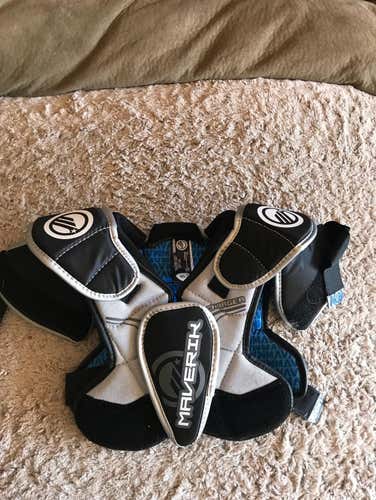 Youth Maverick Charger Shoulder Pads (S)