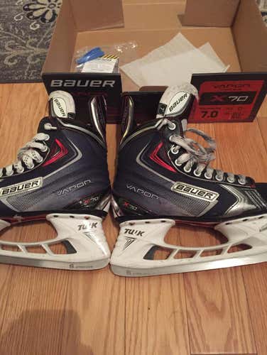 Like New- Bauer Vapor X70 7D