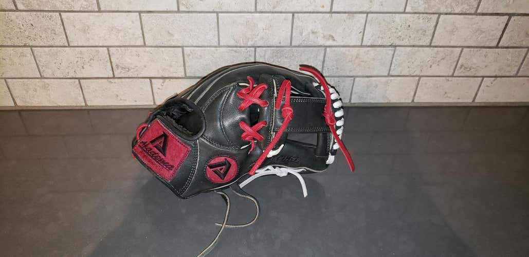 Akadema AGG103 Glove 11 INCH RH Throw