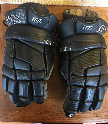 STX Stallion 300 Gloves
