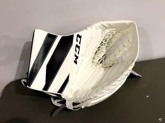 New CCM Extreme Flex III E3.5 Goalie Catcher Glove Regular Senior