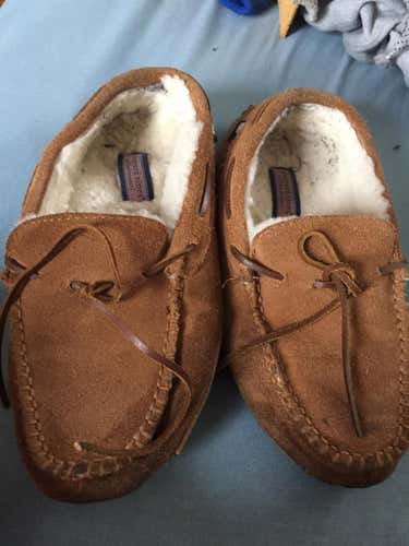 Very Worn Vineyard Vine Moqs Size 9