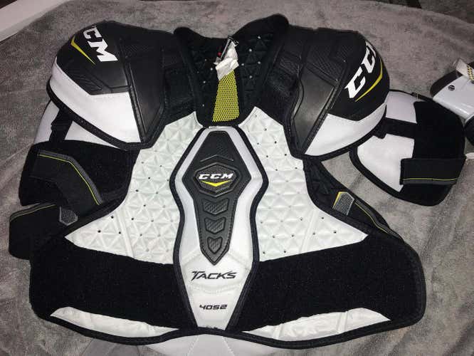 CCM Tacks 4052 Shoulder Pads Sr Large
