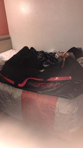 CCM Hockey Bag On Wheels W/Lg. Inside Compartment Used