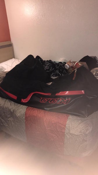 CCM Hockey Bag On Wheels W/Lg. Inside Compartment Used