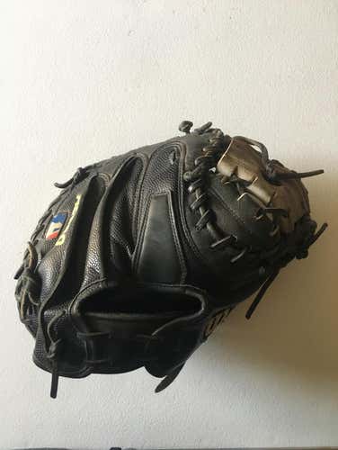 A2403M1 Wilson A2000 33.5” Catcher’s Mitt