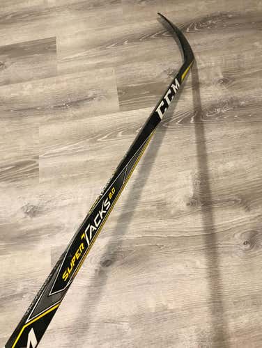 NATHAN MACKINNON Pro Stock CCM SUPER TACKS 2.0 90 Flex Rh