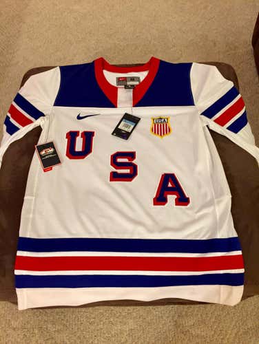 TEAM USA NIKE WORLD JUNIORS HOCKEY JERSEY - MEDIUM NEW WITH TAGS