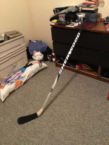 Senior Sher-wood T30 Rt. Hand Hockey Stick