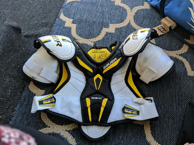 Bauer One40 Shoulder Pads Junior