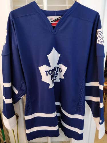 Toronto Maple Leafs Vintage Style Jersey. No Numbers on rear Embroidered Crests. Very good condition