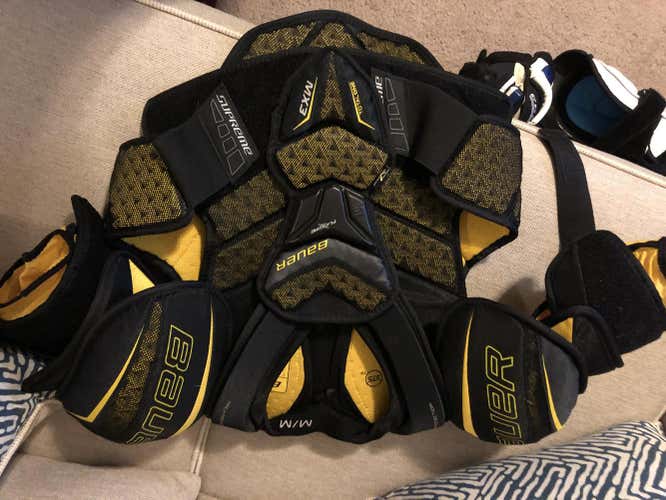 Bauer Supreme TotalOne MX3 Shoulder Pads Senior Medium