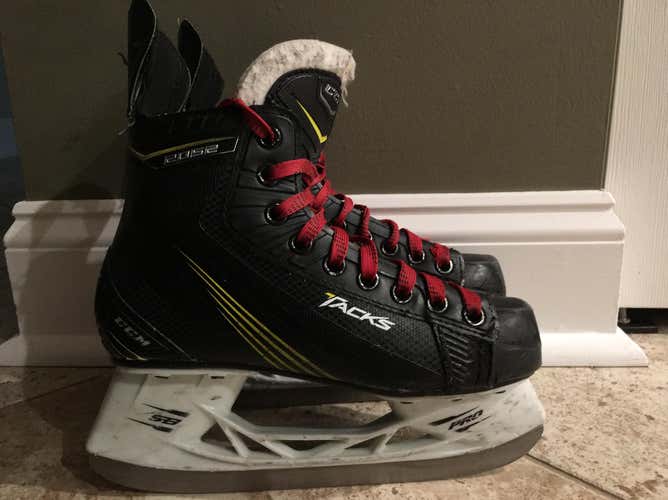 Junior CCM Tacks 2052- Size 3: Hockey Skates