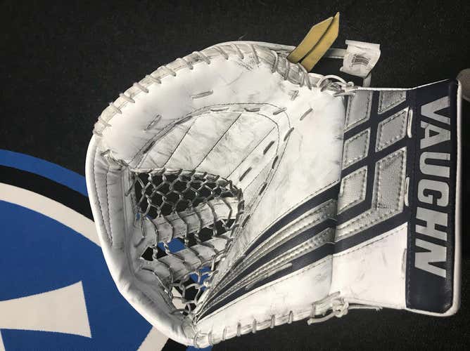 Vaughn Ve8 Glove Set White/Navy/Silver