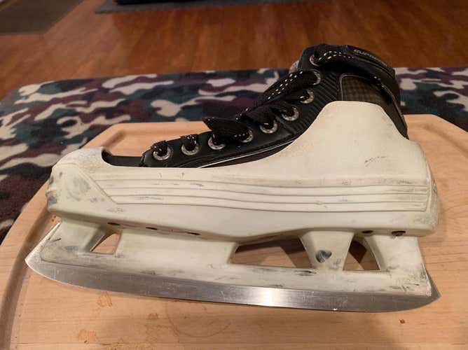 Bauer Youth/Junior goalie skates size 4, Shoe Size 5