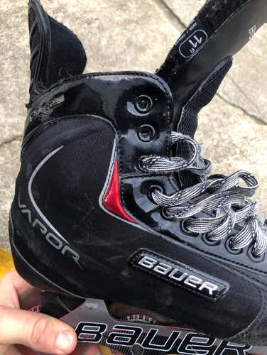Blacked Out Bauer Vapor Roller Skates RX:25