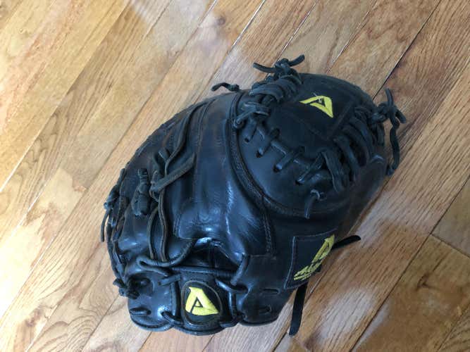 Akadema Praying Mantis PM40 Catchers Mitt