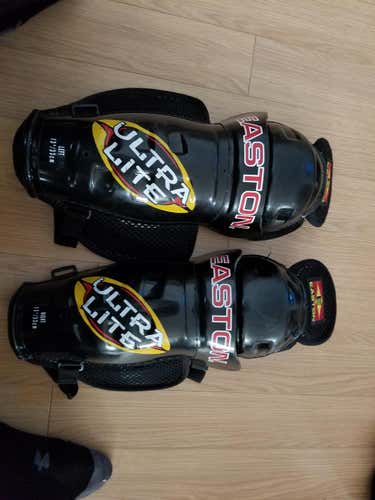 Easton Synergy 60 Shin Pads Senior