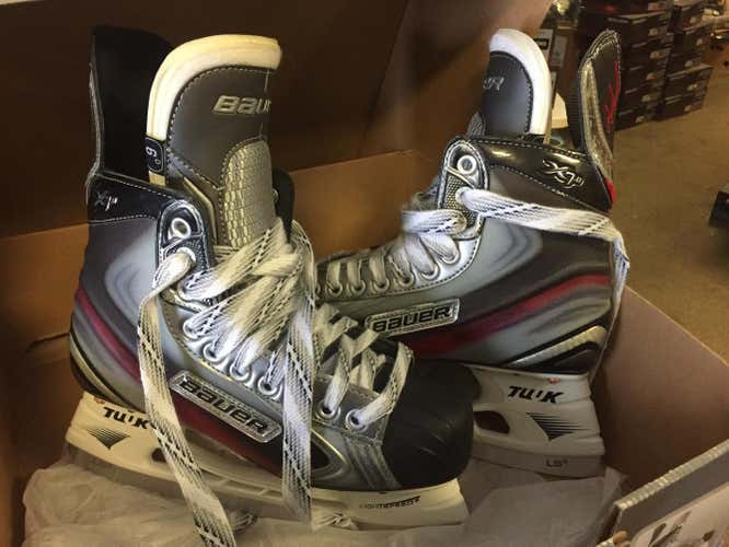 New Bauer Skates Senior Size 6