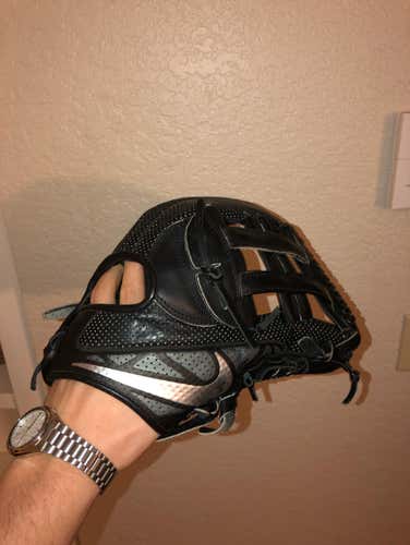 Nike MVP Select Outfield Glove