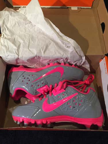 WOMENS NIKE CLEATS, NEW, SIZE 5