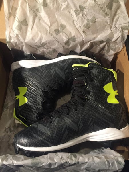 NEW YOUTH UNDER ARMOUR CLEATS, Size 1