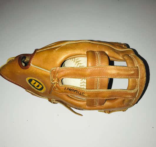 Wilson A2601 Vintage RHT Outfielders Baseball Glove