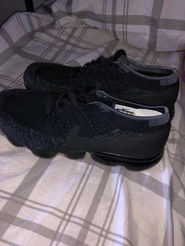 NIKE VAPORMAX SIZE 10