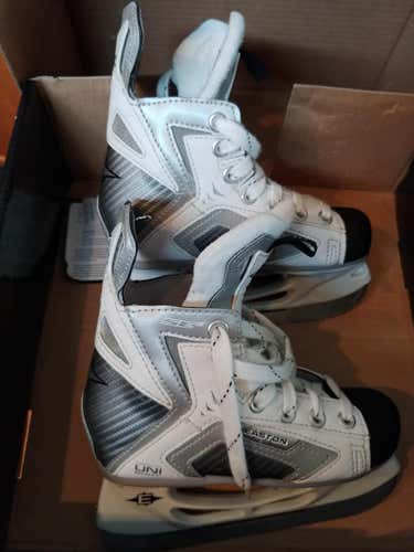 New Easton Synergy SE16 Skates Youth Size 12